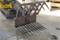 Godet Griffe – Mini-Pelle et Pelle 800 kg à 3,5T pour Arrachage et Débroussaillage