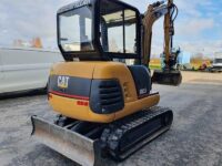 Mini pelle Caterpillar 302.5 occasion révisée avec 4 godets Mini pelle Caterpillar 302.5 occasion révisée avec 4 godets