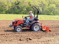 Tracteur agricole Tafe 6028H 4x4 avec chargeur frontal sur chantier