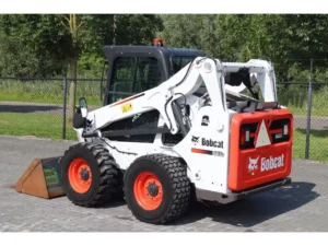 chargeuse compacte bobcat s650 sur pneus en chantier