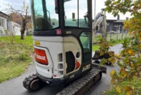 mini pelle bobcat e20 zero tail swing en chantier urbain