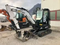 mini pelle bobcat e35 avec brh sur chantier